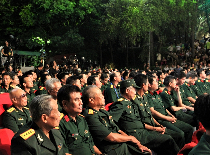 "Màu hoa đỏ" tri ân những xương máu đã được tiền nhân cống hiến - Ảnh 2.
