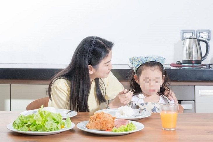 Cách chăm sóc với từng nhóm tuổi cho trẻ biếng ăn sau nhiễm COVID-19 - Ảnh 3.
