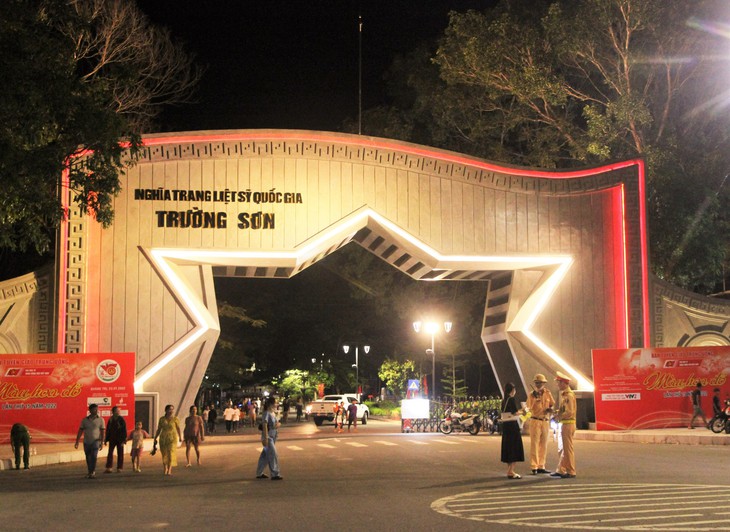 "Màu hoa đỏ" tri ân những xương máu đã được tiền nhân cống hiến - Ảnh 3.