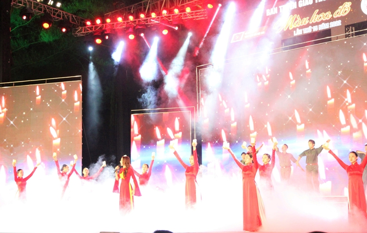 "Màu hoa đỏ" tri ân những xương máu đã được tiền nhân cống hiến - Ảnh 7.