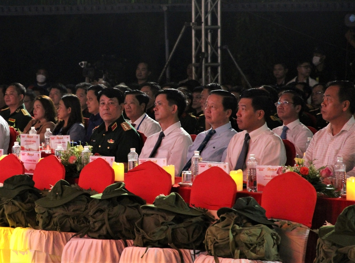 "Màu hoa đỏ" tri ân những xương máu đã được tiền nhân cống hiến - Ảnh 1.