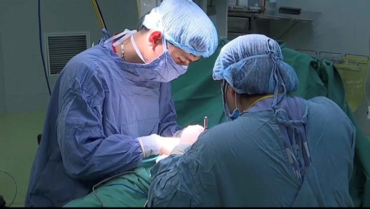 Đi tiểu ra máu, người đàn ông không ngờ có "vật thể lạ" to đùng trong bàng quang - Ảnh 2. Đi tiểu ra máu, người đàn ông không ngờ có "vật thể lạ" to đùng trong bàng quang - Ảnh 2.