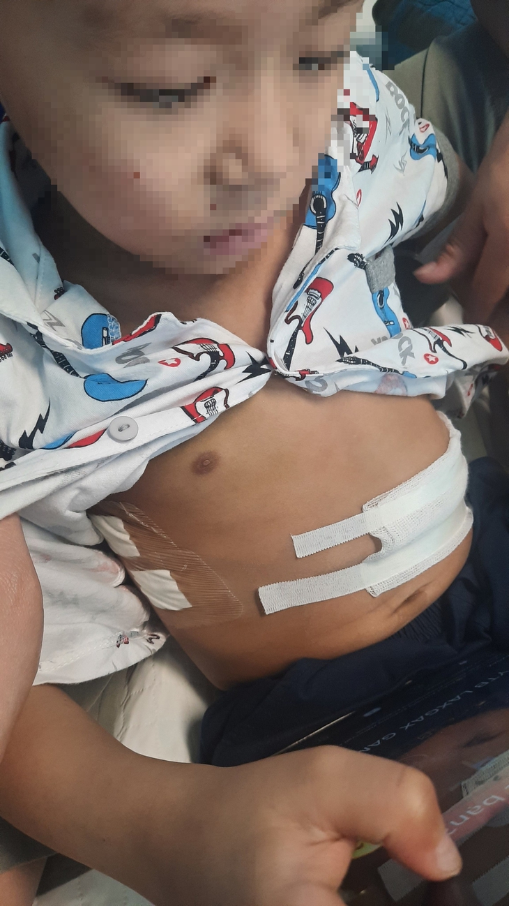 MS 772: Người phụ nữ dân tộc Tày đau xót nhìn con bệnh đau đớn dù biết có hi vọng cứu chữa - Ảnh 1. MS 772: Người phụ nữ dân tộc Tày đau xót nhìn con bệnh đau đớn dù biết có hi vọng cứu chữa - Ảnh 1.