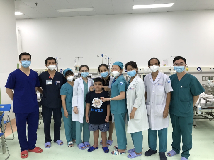 3 tháng chạy đua với tử thần giành lại mạng sống cho bé 8 tuổi sốc sốt xuất huyết nặng - Ảnh 1. 3 tháng chạy đua với tử thần giành lại mạng sống cho bé 8 tuổi sốc sốt xuất huyết nặng - Ảnh 1.
