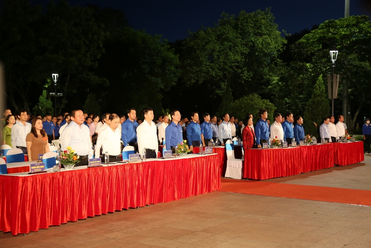 Thắp nến, thả hoa đăng tri ân liệt sĩ bên dòng sông linh thiêng - Ảnh 2.