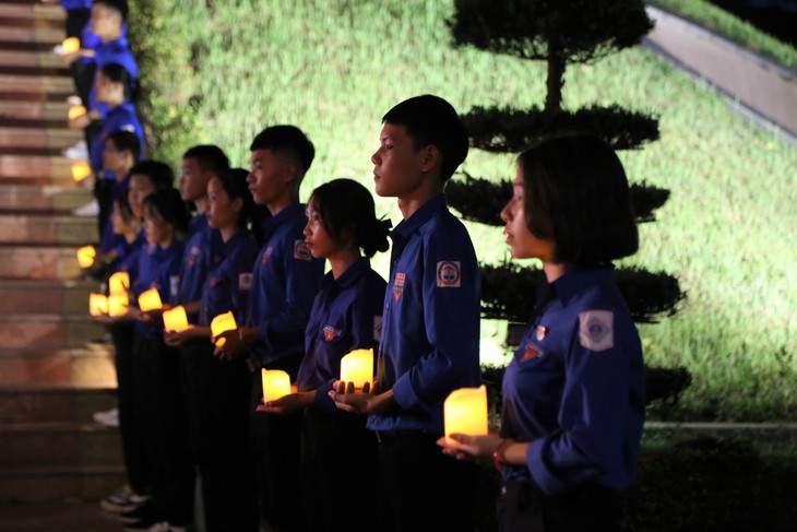 Thắp nến, thả hoa đăng tri ân liệt sĩ bên dòng sông linh thiêng - Ảnh 4.