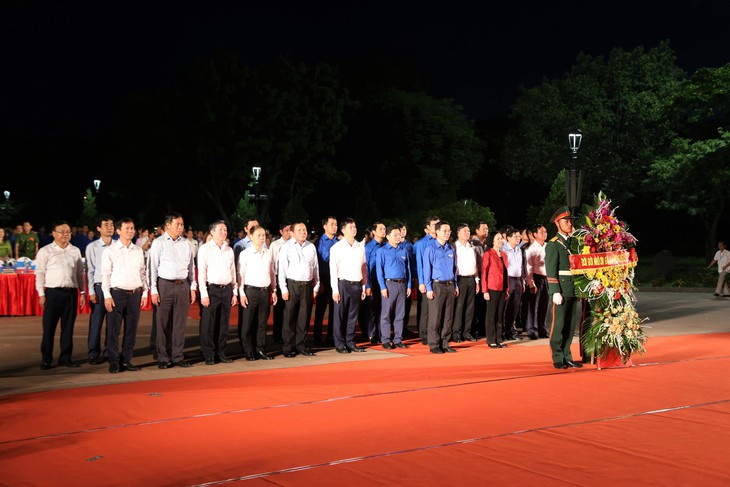 Thắp nến, thả hoa đăng tri ân liệt sĩ bên dòng sông linh thiêng - Ảnh 3.