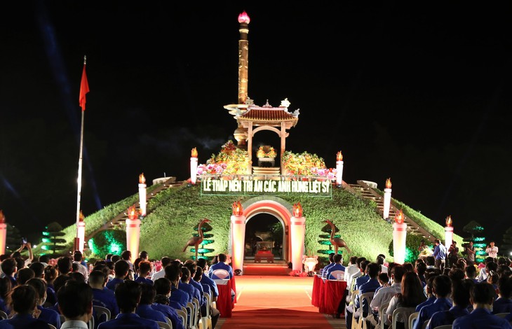 Thắp nến, thả hoa đăng tri ân liệt sĩ bên dòng sông linh thiêng - Ảnh 1.