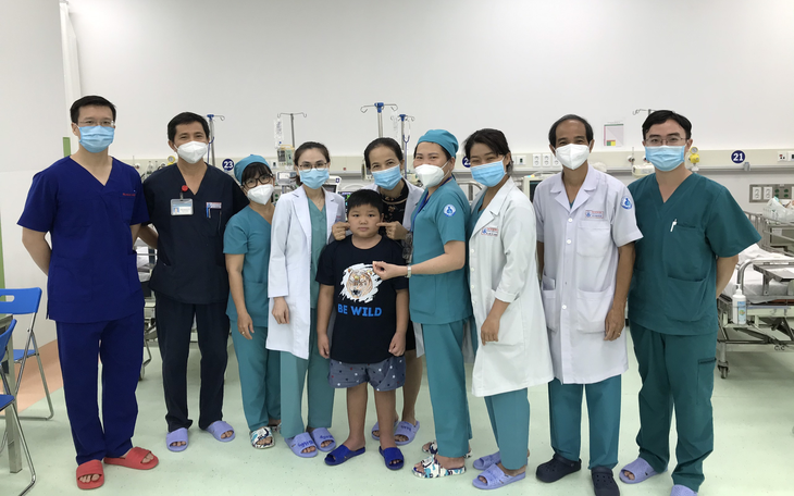3 tháng chạy đua với tử thần giành lại mạng sống cho bé 8 tuổi sốc sốt xuất huyết nặng