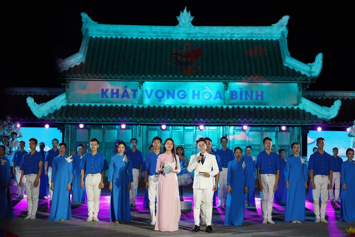 Thắp nến, thả hoa đăng tri ân liệt sĩ bên dòng sông linh thiêng - Ảnh 6.