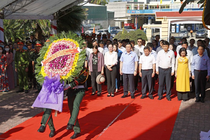 Chủ tịch Quốc hội dâng hương tưởng niệm các Anh hùng liệt sỹ tại Quảng Ngãi - Ảnh 2. Chủ tịch Quốc hội dâng hương tưởng niệm các Anh hùng liệt sỹ tại Quảng Ngãi - Ảnh 2.