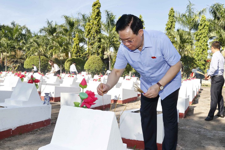 Chủ tịch Quốc hội dâng hương tưởng niệm các Anh hùng liệt sỹ tại Quảng Ngãi - Ảnh 3. Chủ tịch Quốc hội dâng hương tưởng niệm các Anh hùng liệt sỹ tại Quảng Ngãi - Ảnh 3.