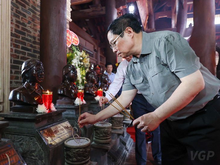 Nhiều hoạt động của lãnh đạo Đảng, Nhà nước dịp kỷ niệm 75 năm Ngày Thương binh – Liệt sĩ - Ảnh 4. Nhiều hoạt động của lãnh đạo Đảng, Nhà nước dịp kỷ niệm 75 năm Ngày Thương binh – Liệt sĩ - Ảnh 4.