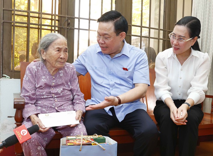 Chủ tịch Quốc hội dâng hương tưởng niệm các Anh hùng liệt sỹ tại Quảng Ngãi - Ảnh 4. Chủ tịch Quốc hội dâng hương tưởng niệm các Anh hùng liệt sỹ tại Quảng Ngãi - Ảnh 4.