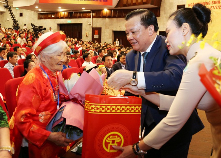 Hà Nội tri ân người có công tiêu biểu dịp kỷ niệm 75 năm Ngày Thương binh – Liệt sĩ - Ảnh 4.