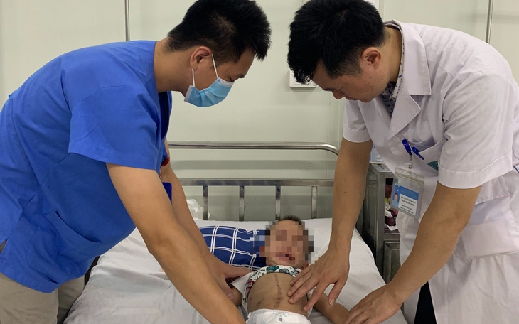 Nhà gần mặt đường, bé 16 tháng vỡ gan chỉ vì phút lơ là của người lớn