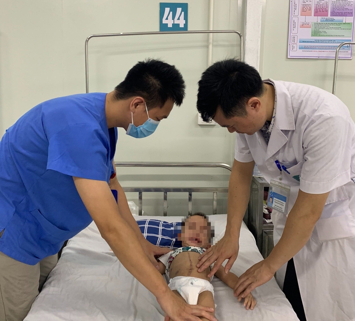 Nhà gần mặt đường, bé 16 tháng vỡ gan chỉ vì phút lơ là của người lớn - Ảnh 3.