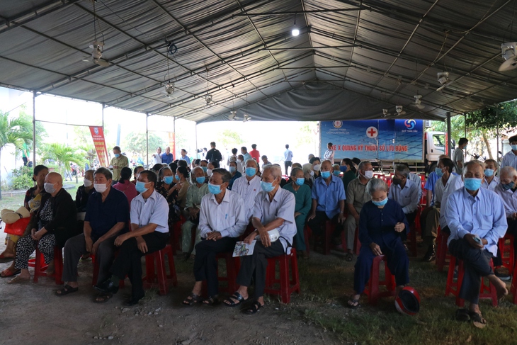 Thầy thuốc khám bệnh, tư vấn sức khỏe miễn phí cho hơn 1.200 người dân Quảng Trị - Ảnh 1.