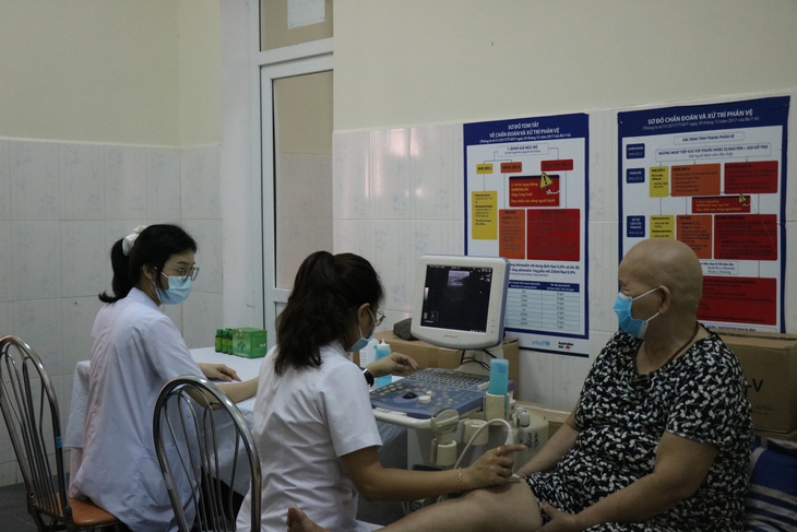 Thầy thuốc khám bệnh, tư vấn sức khỏe miễn phí cho hơn 1.200 người dân Quảng Trị - Ảnh 9.