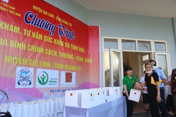 Thầy thuốc khám bệnh, tư vấn sức khỏe miễn phí cho hơn 1.200 người dân Quảng Trị - Ảnh 12.