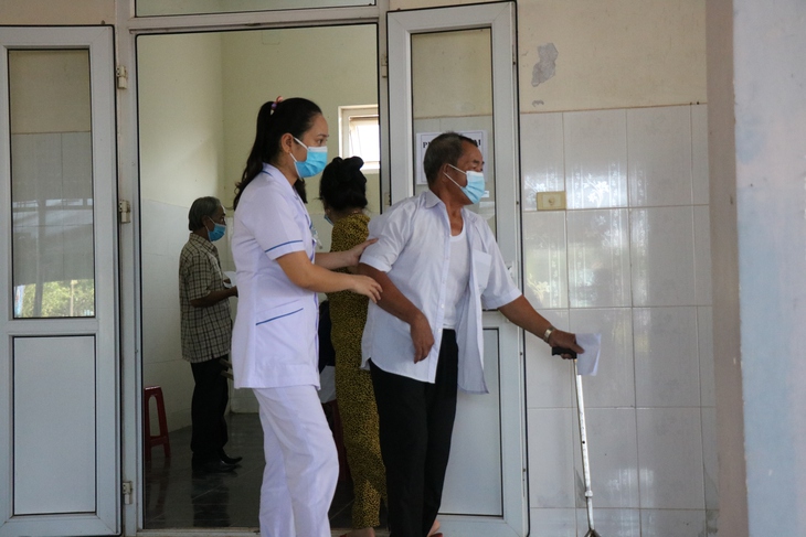 Thầy thuốc khám bệnh, tư vấn sức khỏe miễn phí cho hơn 1.200 người dân Quảng Trị - Ảnh 8.
