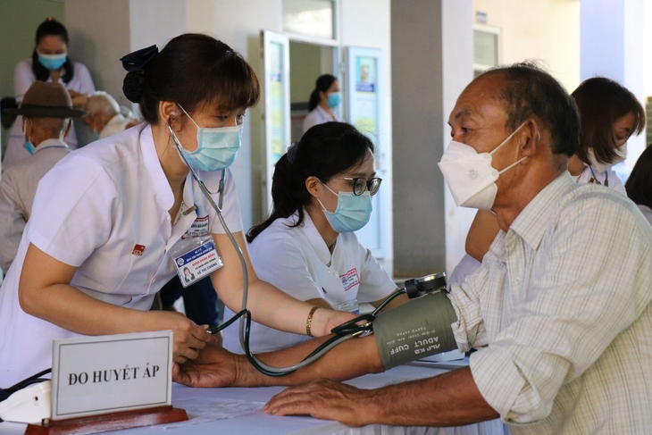 Thầy thuốc khám bệnh, tư vấn sức khỏe miễn phí cho hơn 1.200 người dân Quảng Trị - Ảnh 3.