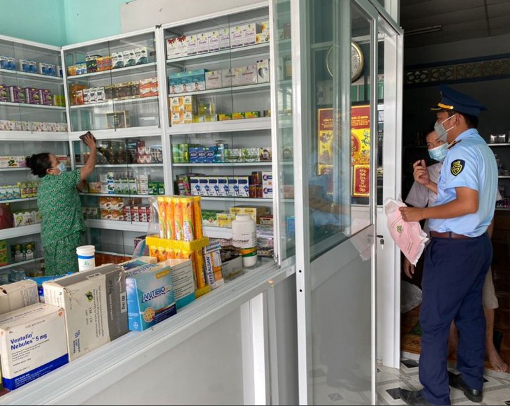 Không niêm yết công khai chứng chỉ hành nghề, 20 cơ sở kinh doanh thuốc tân dược bị xử phạt 150 triệu - Ảnh 1. Không niêm yết công khai chứng chỉ hành nghề, 20 cơ sở kinh doanh thuốc tân dược bị xử phạt 150 triệu - Ảnh 1.