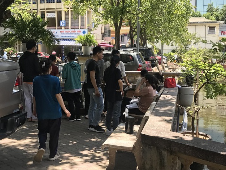 Nắng nóng gay gắt, người bệnh chật vật trong bệnh viện - Ảnh 7. Nắng nóng gay gắt, người bệnh chật vật trong bệnh viện - Ảnh 7.