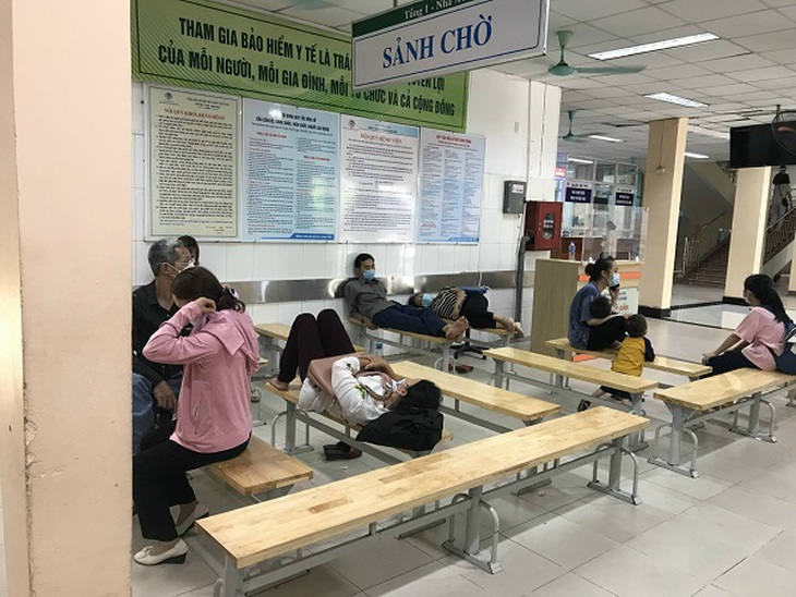Nắng nóng gay gắt, người bệnh chật vật trong bệnh viện - Ảnh 15. Nắng nóng gay gắt, người bệnh chật vật trong bệnh viện - Ảnh 15.