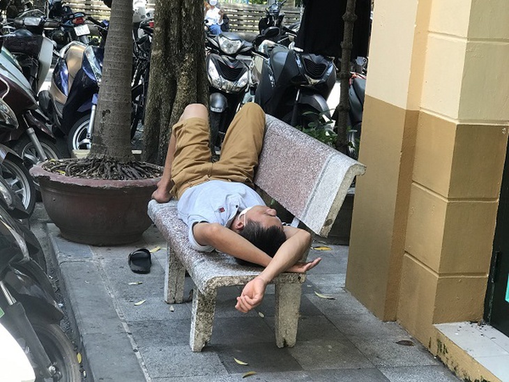 Nắng nóng gay gắt, người bệnh chật vật trong bệnh viện - Ảnh 10. Nắng nóng gay gắt, người bệnh chật vật trong bệnh viện - Ảnh 10.