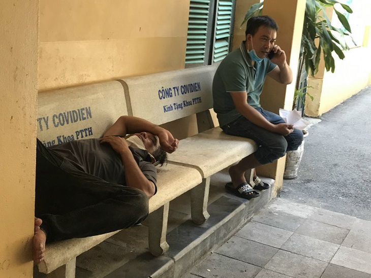 Nắng nóng gay gắt, người bệnh chật vật trong bệnh viện - Ảnh 11. Nắng nóng gay gắt, người bệnh chật vật trong bệnh viện - Ảnh 11.