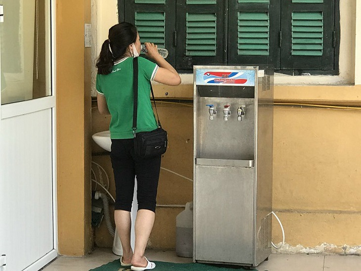 Nắng nóng gay gắt, người bệnh chật vật trong bệnh viện - Ảnh 13. Nắng nóng gay gắt, người bệnh chật vật trong bệnh viện - Ảnh 13.