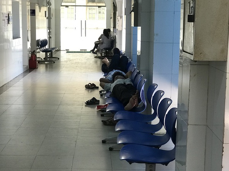 Nắng nóng gay gắt, người bệnh chật vật trong bệnh viện - Ảnh 14. Nắng nóng gay gắt, người bệnh chật vật trong bệnh viện - Ảnh 14.