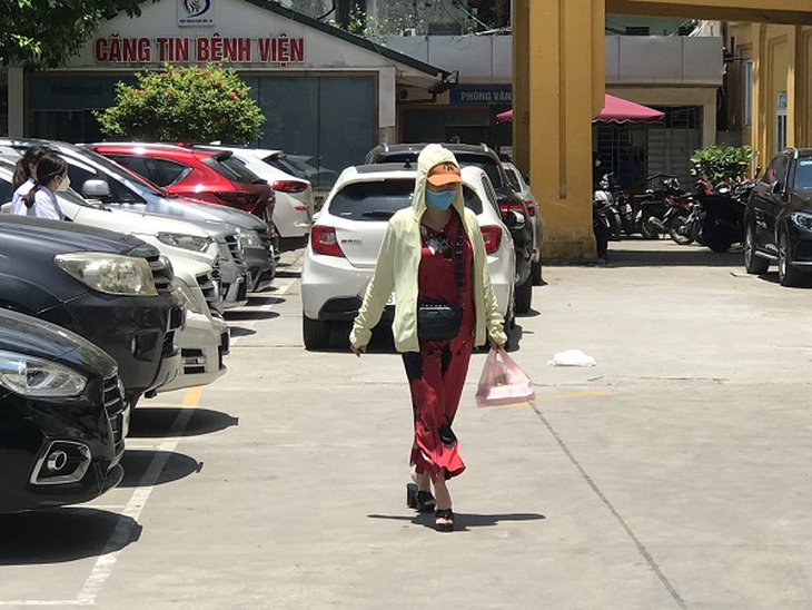 Nắng nóng gay gắt, người bệnh chật vật trong bệnh viện - Ảnh 5. Nắng nóng gay gắt, người bệnh chật vật trong bệnh viện - Ảnh 5.