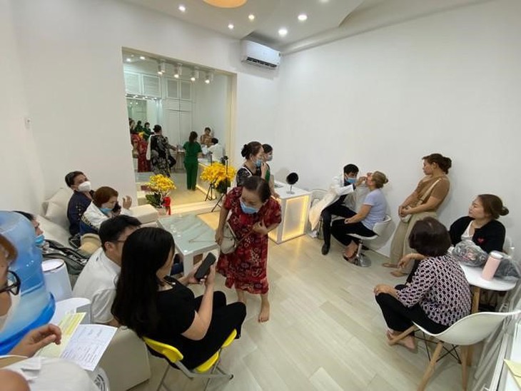 Căng da mặt bằng chỉ xóa nhăn da ở bác sĩ tài năng - Ảnh 1.