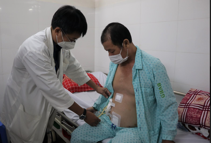 Bụng người đàn ông chứa 15 lít dịch mật sau khi bị tai nạn giao thông 17 ngày - Ảnh 1. Bụng người đàn ông chứa 15 lít dịch mật sau khi bị tai nạn giao thông 17 ngày - Ảnh 1.