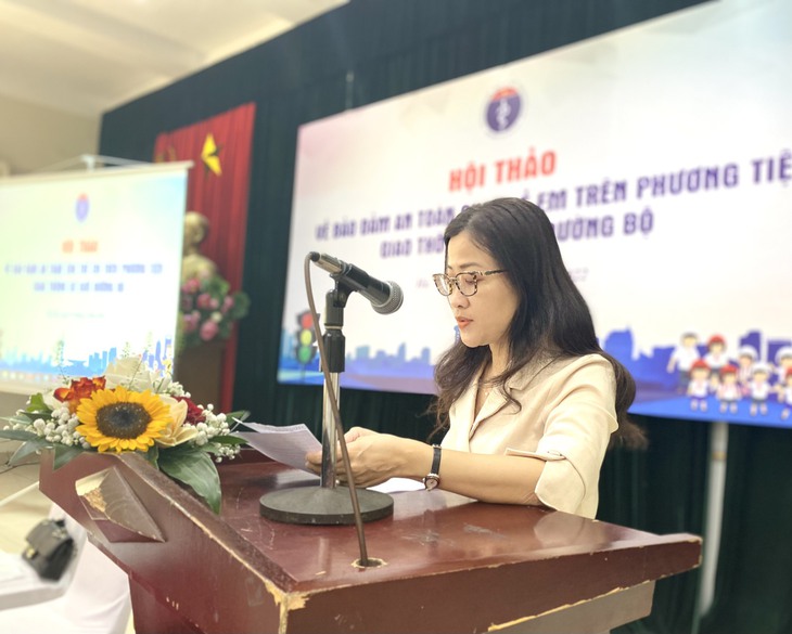 Báo động: Phổ biến tình trạng người lớn một tay ôm hoặc bế trẻ khi tham gia giao thông - Ảnh 1. Báo động: Phổ biến tình trạng người lớn một tay ôm hoặc bế trẻ khi tham gia giao thông - Ảnh 1.