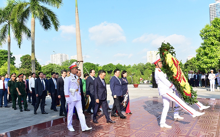 Lãnh đạo TP. Hà Nội dâng hương tưởng niệm các Anh hùng, liệt sĩ