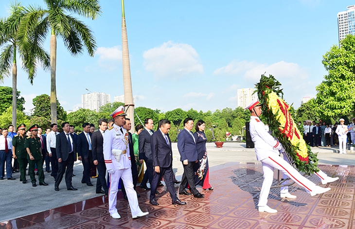 Lãnh đạo TP. Hà Nội dâng hương, dâng hoa tưởng niệm các Anh hùng, liệt sĩ - Ảnh 2. Lãnh đạo TP. Hà Nội dâng hương, dâng hoa tưởng niệm các Anh hùng, liệt sĩ - Ảnh 2.