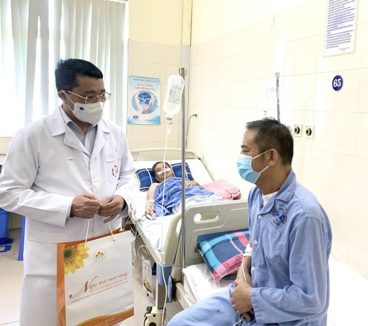 Thầy thuốc đến từng giường bệnh tri ân các Thương binh và thân nhân Liệt sỹ - Ảnh 1.