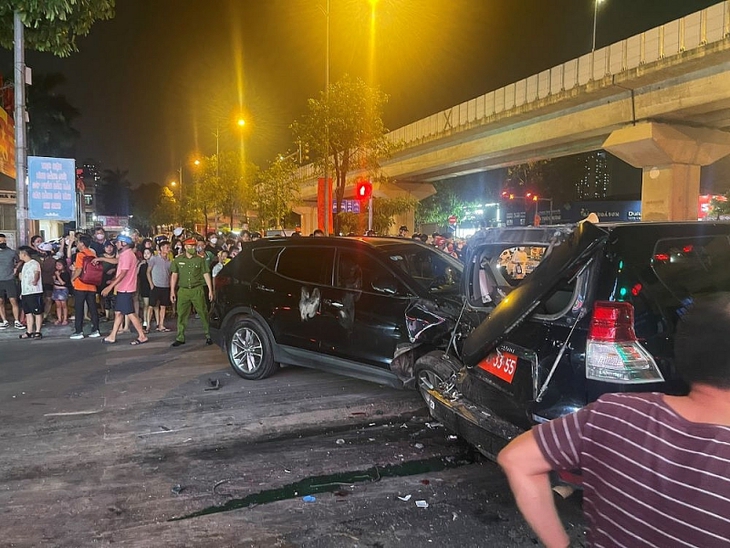 Thêm người tử vong trong vụ tai nạn liên hoàn giữa 4 ô tô và 7 xe máy ở Hà Nội - Ảnh 3. Thêm người tử vong trong vụ tai nạn liên hoàn giữa 4 ô tô và 7 xe máy ở Hà Nội - Ảnh 3.