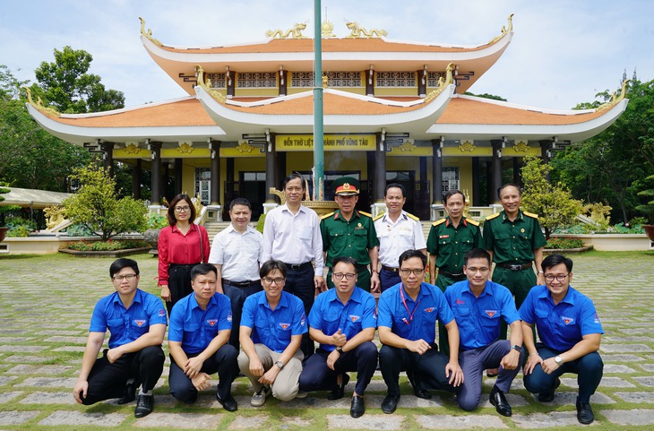 PV GAS thực hiện chương trình "Uống nước Nhớ nguồn" - Ảnh 1. PV GAS thực hiện chương trình "Uống nước Nhớ nguồn" - Ảnh 1.