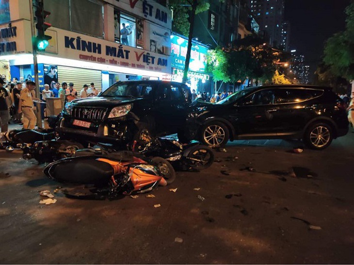 Tai nạn liên hoàn nghiêm trọng tại quận Hà Đông - Ảnh 2. Tai nạn liên hoàn nghiêm trọng tại quận Hà Đông - Ảnh 2.
