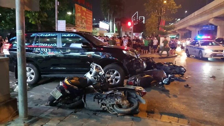 Thêm người tử vong trong vụ tai nạn liên hoàn giữa 4 ô tô và 7 xe máy ở Hà Nội - Ảnh 2. Thêm người tử vong trong vụ tai nạn liên hoàn giữa 4 ô tô và 7 xe máy ở Hà Nội - Ảnh 2.