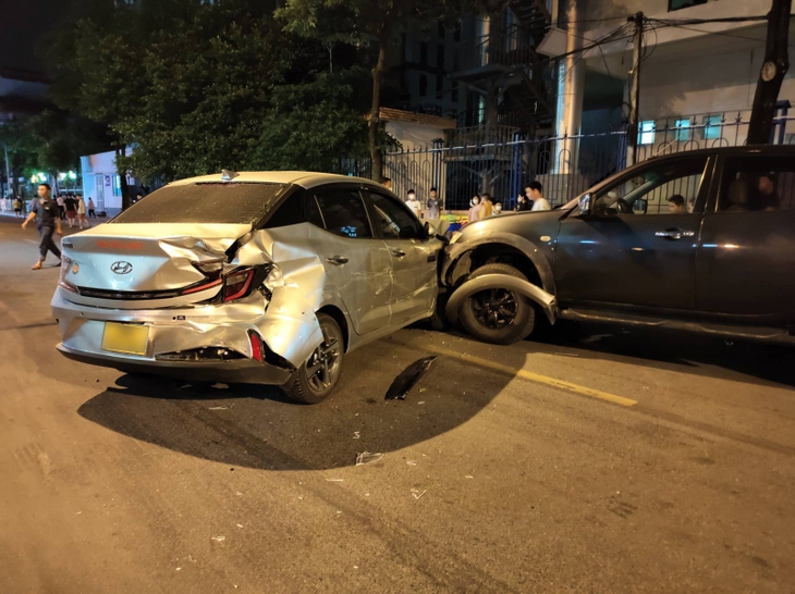 Thêm người tử vong trong vụ tai nạn liên hoàn giữa 4 ô tô và 7 xe máy ở Hà Nội - Ảnh 2. Thêm người tử vong trong vụ tai nạn liên hoàn giữa 4 ô tô và 7 xe máy ở Hà Nội - Ảnh 2.