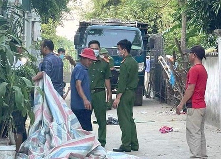 Xe tải chở đất lùi, cán trúng bé 2 tuổi tử vong - Ảnh 1. Xe tải chở đất lùi, cán trúng bé 2 tuổi tử vong - Ảnh 1.