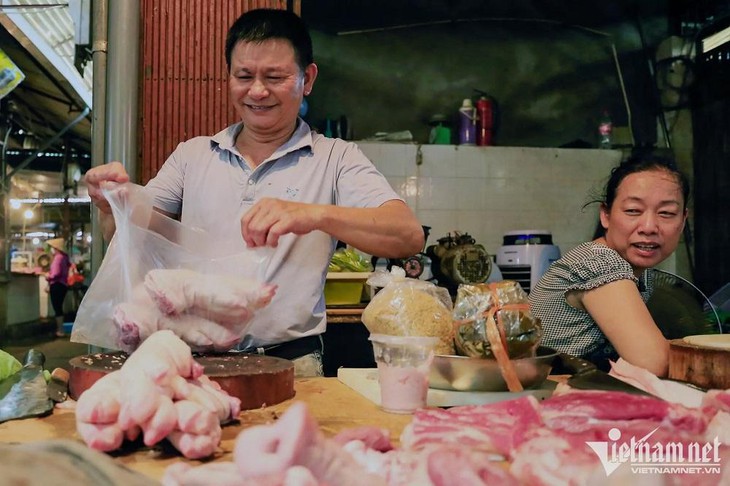Xăng liên tục giảm giá và chuyện 'kỳ quặc' đang xảy ra ngoài chợ - Ảnh 1.