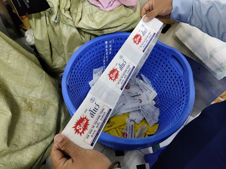 Phát hiện hợp tác xã giấy làm giả mạo nhãn hiệu hơn 20.000 khăn ướt - Ảnh 2.