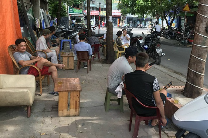 Kiếm bạc triệu ngày nóng từ quán trà đá vỉa hè - Ảnh 3.