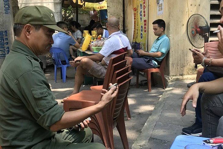 Kiếm bạc triệu ngày nóng từ quán trà đá vỉa hè - Ảnh 4.